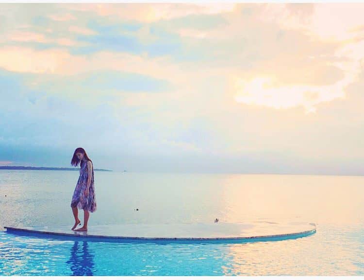 齋藤飛鳥 写真集『潮騒』のインスタグラム：「海とプールの境界線 夕景が美しかった。  #潮騒 #海 #プール #境界線 #齋藤飛鳥 #いい日夕日」