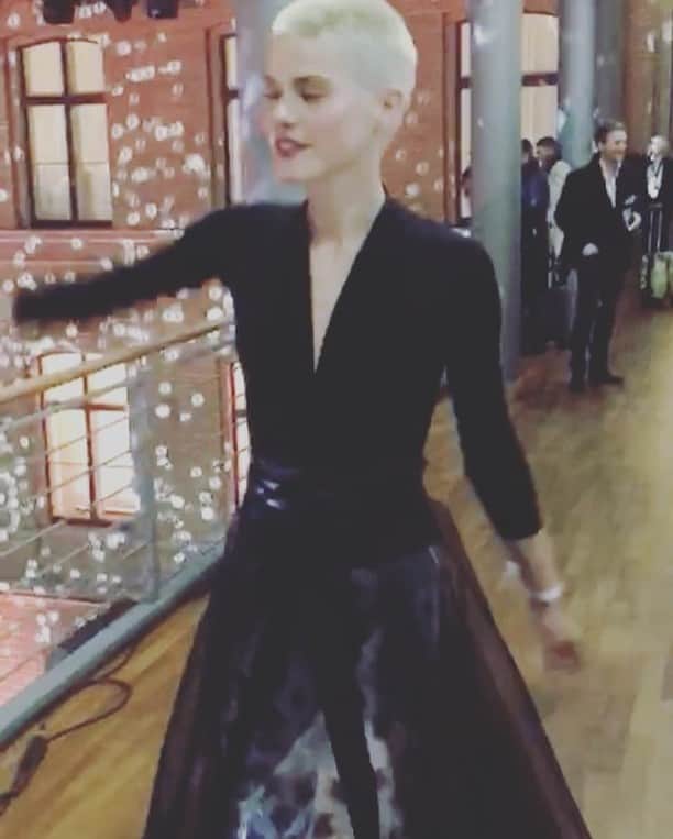 Kris Gottschalkのインスタグラム：「Hiiiiii and bye #berlinfashionweek #shortbutohho 😝🖖🏼🚀❤️🗽」