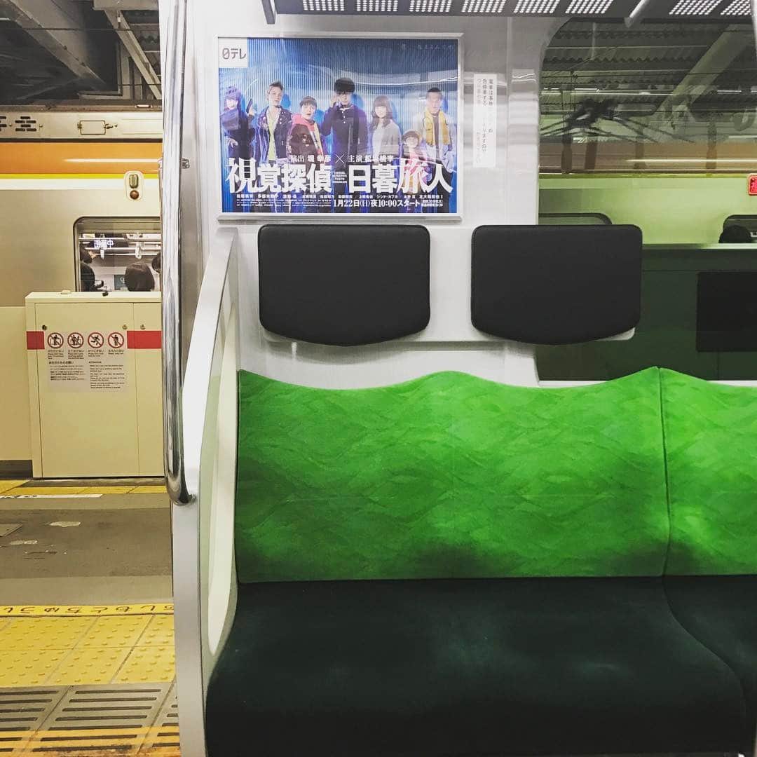 戸田昭吾のインスタグラム：「東横線のシートにヘッドレスト付いてる。」