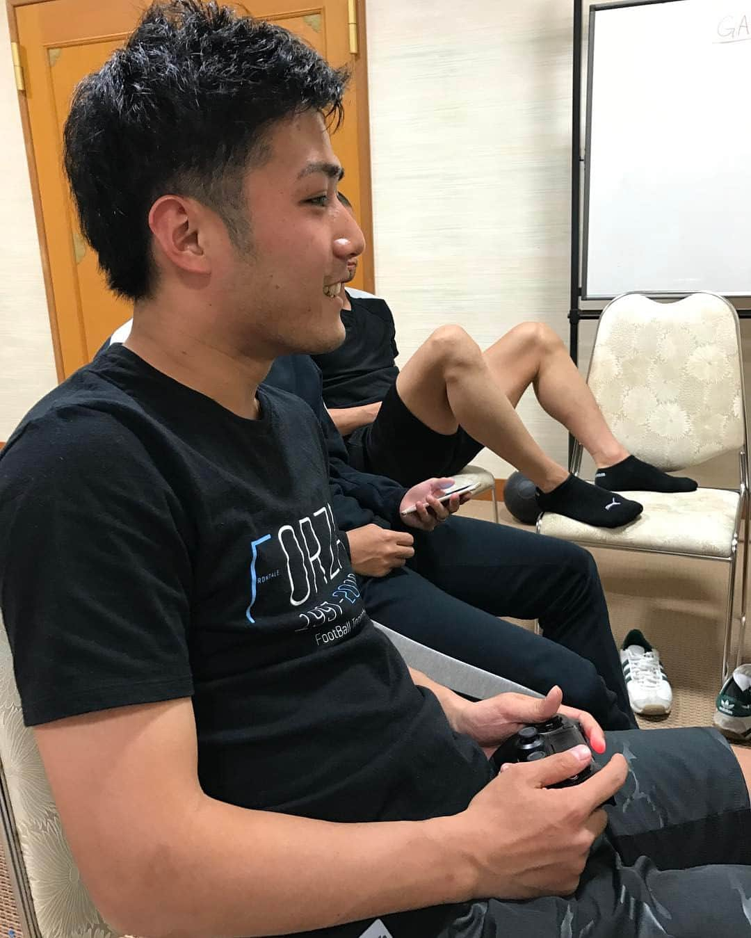 武岡優斗さんのインスタグラム写真 - (武岡優斗Instagram)「昼の時間に楽しそうにゲームをするキュート大島。 #大島僚太 #ゲーム姿までキュート #ずるいなー #かわいすぎるなー #わちゃわちゃしてた #動画のほうが伝わったなー #ミスったな #僚太女子の方どーぞ👍」1月18日 12時56分 - yuto_takeoka17