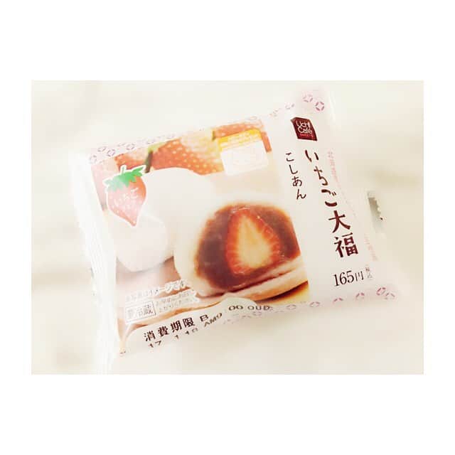 のインスタグラム：「こしあん！好きだー！ テレビでローソンのスイーツランキングやってて、いちご大福一位で買っちゃった🤔🍓 草莓大福分好吃 딸기 대복 맛있는 ichigodaifuku is good. #スイーツ #いちご大福 #ローソン #こしあん」