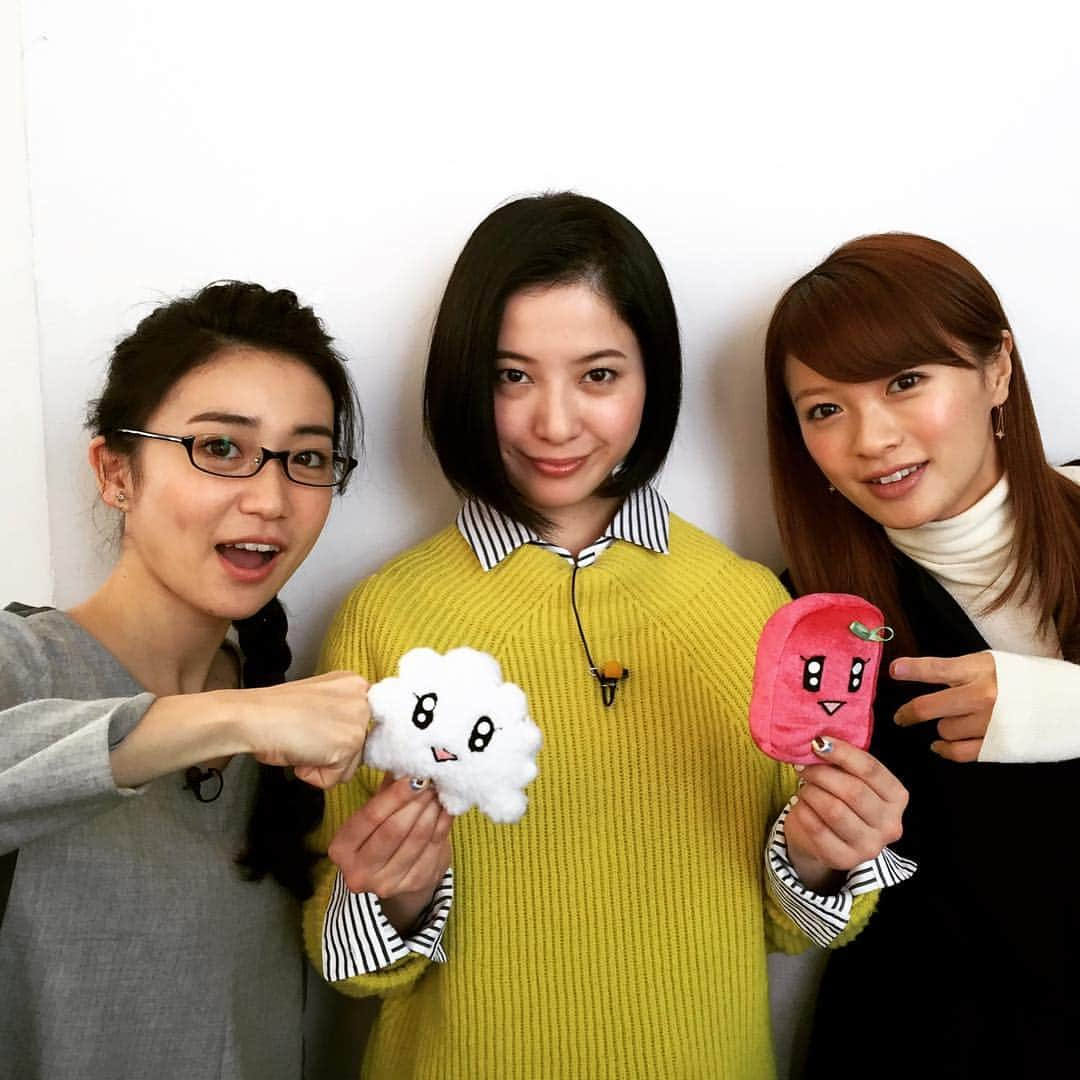 日本テレビ「ヒルナンデス！」さんのインスタグラム写真 - (日本テレビ「ヒルナンデス！」Instagram)「1月17日（水）スタジオゲスト水曜ドラマ「タラレバ娘」の3名 吉高由里子さん、榮倉奈々さん、大島優子さんからお知らせ！  いよいよこんや１０時、新水曜ドラマ「東京タラレバ娘」がスタートします！ 舞い上がったり落ち込んだり、励まし合ったりしながら、一生懸命生きている 独身女子たちの奮闘を描くラブコメディです！ コメディなのに、心にグッとくる部分もあって、女性だけでなく、男性にも、どんな世代の方にも共感してもらえると思います！ 見るときっと元気になれるドラマですので、皆さんぜひご覧ください！ 新水曜ドラマ「東京タラレバ娘」 こんや１０時スタート！（初回１０分拡大） （C）日本テレビ #ヒルナンデス #東京タラレバ娘  #吉高由里子 #榮倉奈々 #大島優子」1月18日 14時16分 - hirunandesu_ntv_official