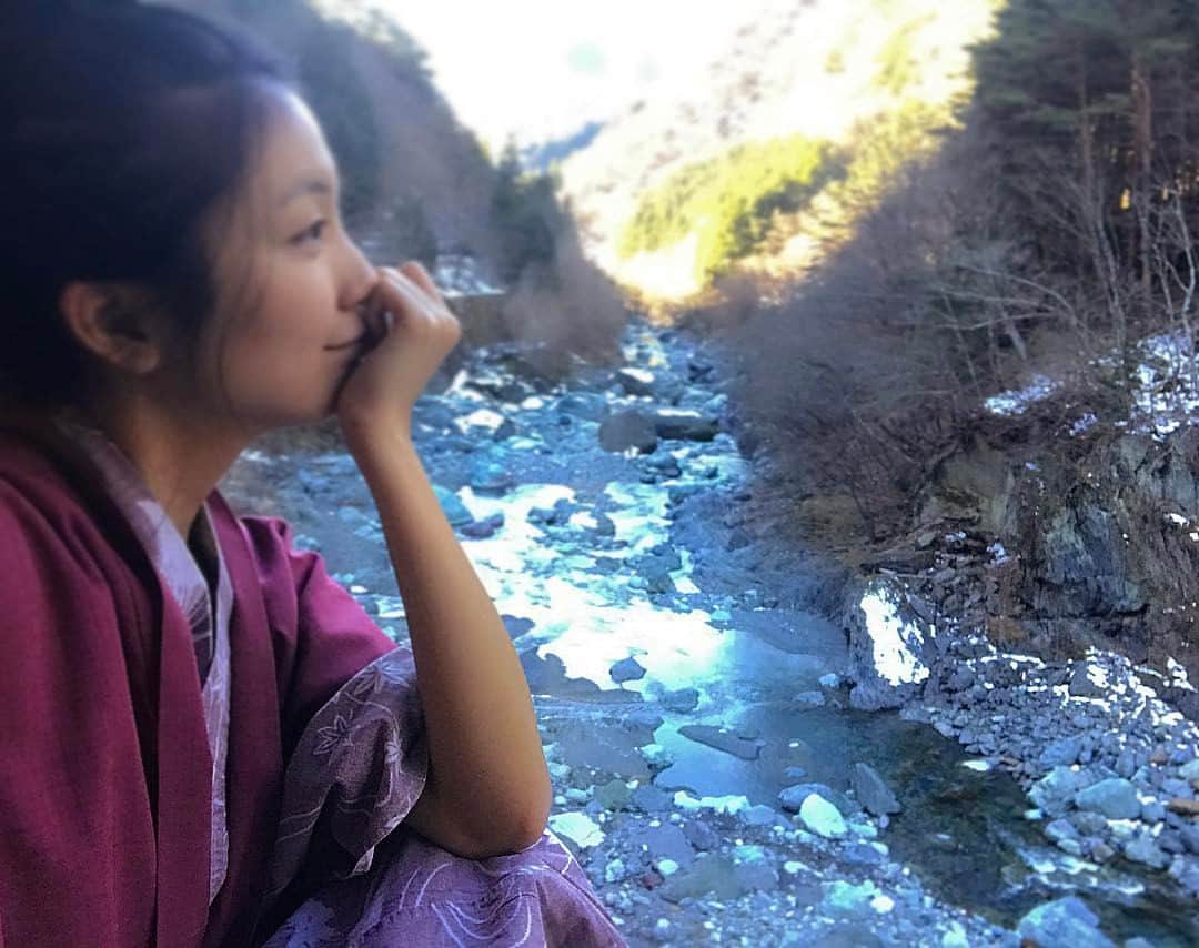 吉田愛璃のインスタグラム：「西山温泉へ♨️ 歴史ある旅館と種類豊富な温泉。 マイナスイオンいっぱいで癒された💓 やっぱり日本て素敵...🙈 #山梨 #西山温泉  #自然  #温泉  #日本」