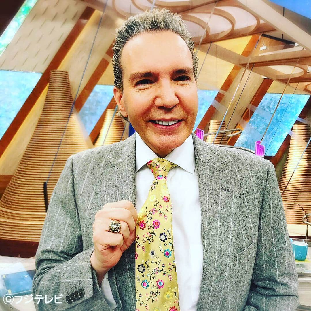 フジテレビ「とくダネ！」のインスタグラム：「デーブさんのネクタイは目が離せなません！ 輝くゴールドにピンクとブルーの花が鮮やか 和風な花柄にも見えながらイギリスのブランドです♪ #デーブスペクター #とくダネコーデ #ファッション #コーディネート #今日のコーデ #コーデ #ゴールド #ネクタイ #vanbuck #どんなセリフが合うでしょう #とくダネ大喜利 #大喜利 #2017 #1月18日 #水曜日 #とくダネ #tokudane #fujitv 170118」