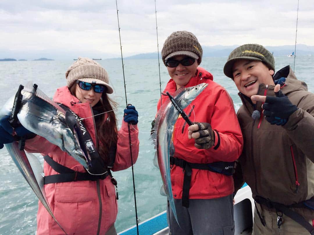 和多田藍のインスタグラム：「今夜のThe Hitは#愛媛 県の#今治 沖で#太刀魚 を狙います🎣💫 酉年なのでゆるキャラのバリィさんは大忙しやけんねぇ🐤👑💕 みきゃんも可愛い🐶🍊 ロケ当日は見渡す限りタチウオ釣りの船でいっぱいでしたよ🛥 #タチウオ 大人気ですね〜❣️ 22時〜爆釣ロケの模様をぜひご覧下さい🐟 #神戸 #サンテレビ #ザヒット #釣り #海釣り #cutlassfish #fishing #lure #outdoor #me #instagood #instalike #instadiary #instaphoto #instapic」