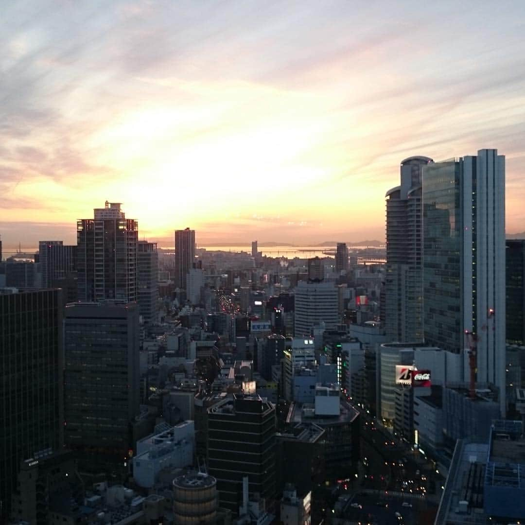 夜景 個室 菜華-梅田店-のインスタグラム：「今日17時の景色♪ 夜景よりも夕日もステキ⭐️ #菜華 #大阪駅前第3ビル  #居酒屋 #しゃぶしゃぶ #夜景 #夕焼け #夕日 #梅田 #お気に入り #umeda #washoku #nabe #sunset #view #restaurant」