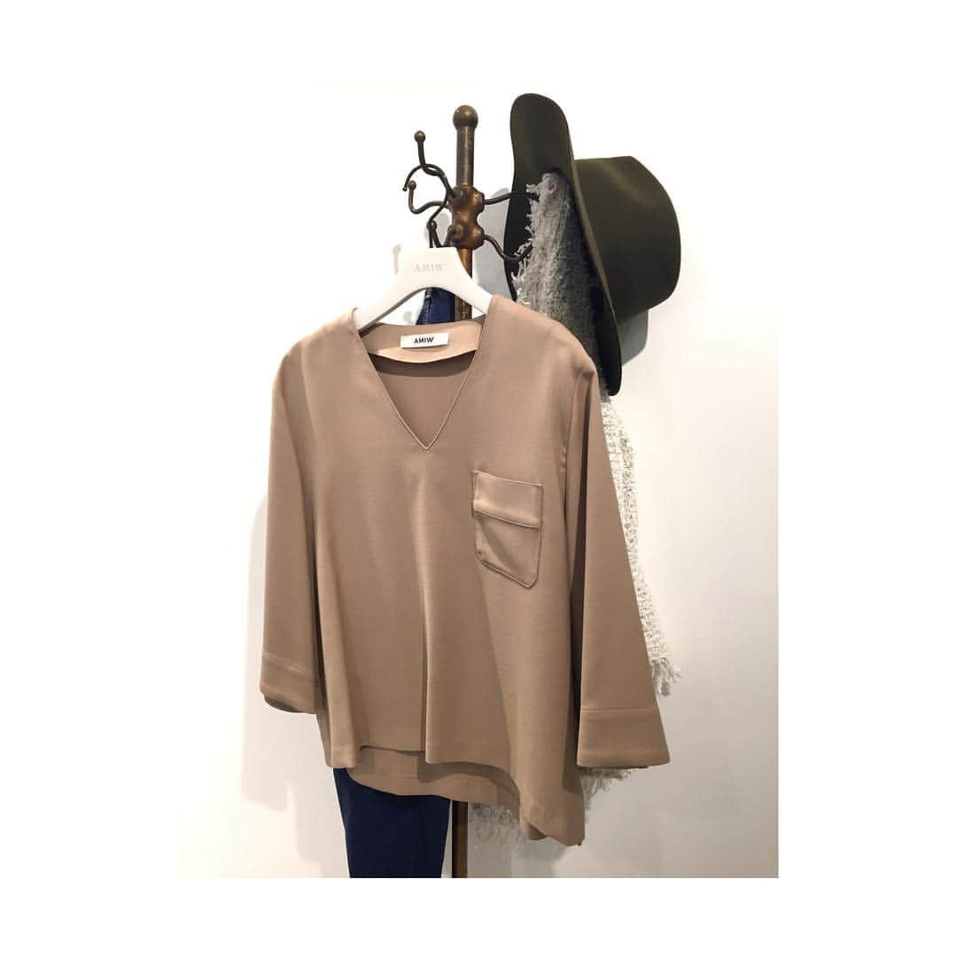 アミウのインスタグラム：「LIGHT DOUBLE BLOUSE No.26107039 Col.BEIGE,PINK,BLACK  Size.38 amiwshinjyuku 03-6279-4604 #amiw#amiwshop#blouse#beige#fashion#instagood」