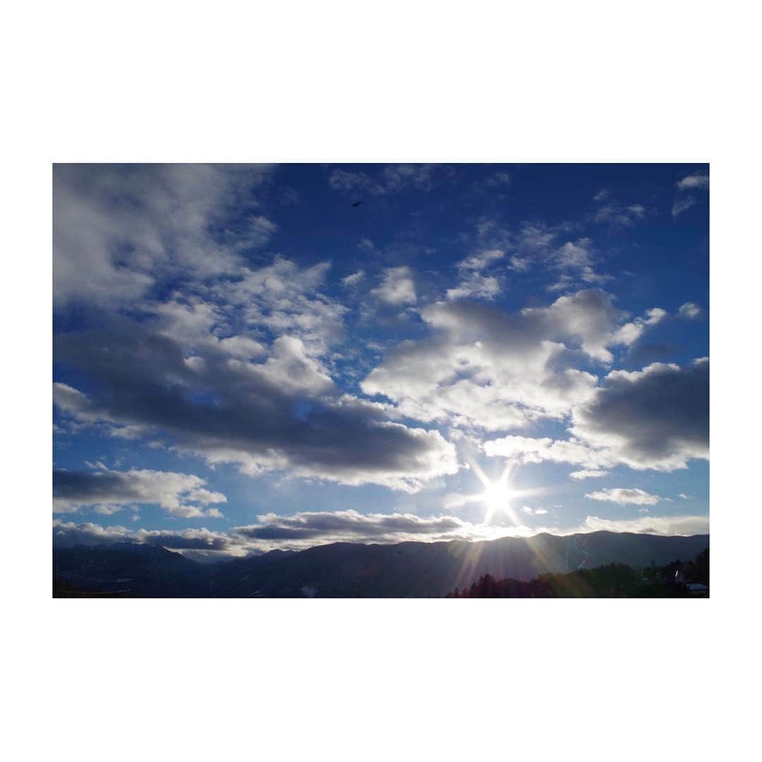小池舞のインスタグラム：「冬空❄️ #カメラ #camera #カメラ女子 #東京カメラ部 #カメラ初心者 #ファインダー越しの私の世界 #pentax #pentaxk50 #空 #sky #青空 #blue #bluesky #beautiful #雲 #cloud #clouds #冬 #winter #冬空 #cold #快晴 #長野 #地元 #refresh #relax #insta #instagram #instagood #love」