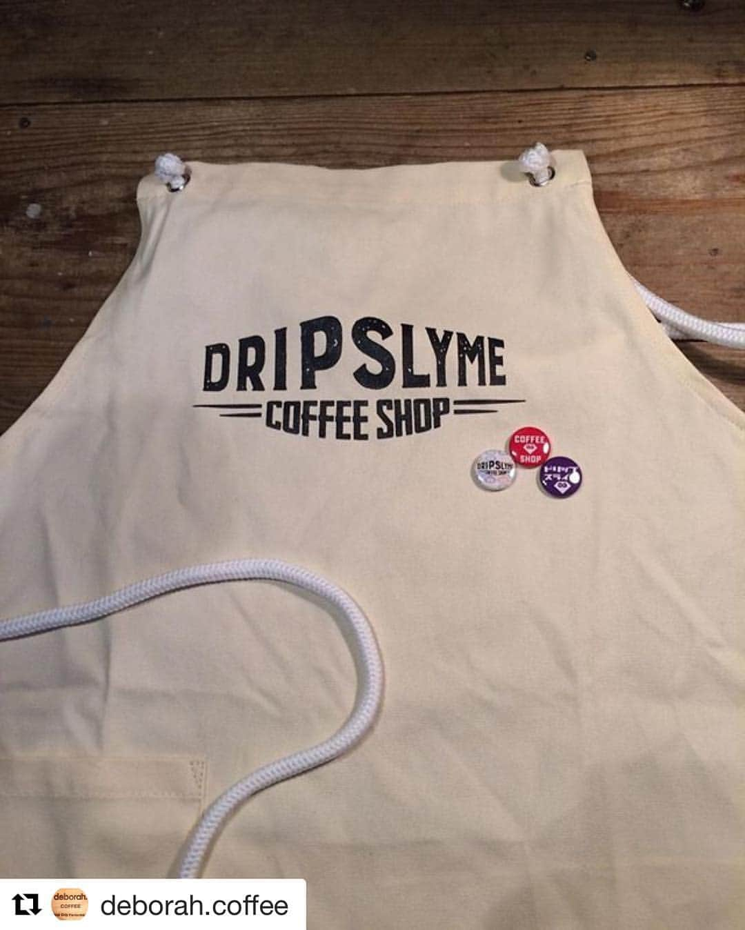 RIP SLYMEさんのインスタグラム写真 - (RIP SLYMEInstagram)「【DRIP SLYME INFO】本日も出店します☕️ #Repost @deborah.coffee with @repostapp ・・・ DRIP SLYME ☕️ GOODS . 大人気のエプロン🍳 今回はホワイトの登場です！ バッチ３個付きです。 ￥3.000- . お料理やお掃除、日々の家事もお気に入りのエプロンで気分を上げて🙌🏻💫 DIYやキャンプの時にも可愛いですね😍 珈琲好きの方は是非、dripの際に珈琲屋さん気分を楽しんでください☺︎💭☕️ いつでもDRIPSLYMEと一緒に☺︎ いつもの時間をいつもよりちょっぴり楽しく。はっぴーに♪ . いつも大人気であっという間完売してしまうので、是非お早めに✨ . そして、コーヒー(hot/ice)、ホットチョコレートコーヒーをご注文の方には DRIP SLYME オリジナルステッカーが付いてきます！ こちらも是非お楽しみに☺︎ . 本日も温かい珈琲をご用意して、皆様のお越しをお待ちしています☺︎ ライブまであと2時間ちょっと‥！❤︎ 楽しみましょう🎼🕺🎶💃 . RIP SLYME TOUR 2016 - 2017 DANCE FLOOR MASSIVE V 🕺🎶 福岡DRUM LOGOS 🎙 . #RIPSLYME ✖️ #coffeeshop #DRIPSLYME #DANCEFLOORMASSIVEV #DFMV #live#tour#fukuoka#coffee#coffeestand#goods#エプロン#コーヒー#珈琲#コーヒーショップ#コーヒースタンド#ドリップスライム#リップスライム#☕️#👀#🎶#🎼#🕺#🎙#💃#🖤」2月2日 15時40分 - rip_slyme