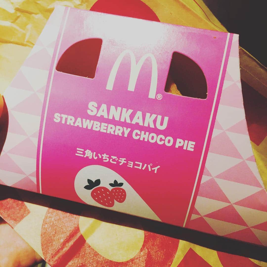 内山命さんのインスタグラム写真 - (内山命Instagram)「#マクドナルド #三角いちごチョコパイ パッケージも可愛いし、何より美味しかった🍓  #imlovinit」2月2日 10時08分 - mikotouchiyama