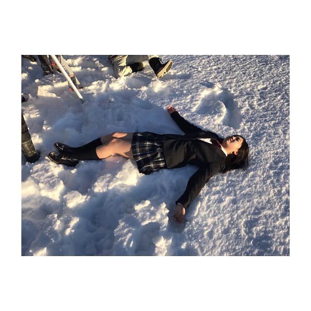 北川綾巴さんのインスタグラム写真 - (北川綾巴Instagram)「...😪😪😪 睡魔に襲われてます。 やっぱり綾巴の恋人は お布団だなあ。☺︎♡ #雪 #山梨県 #ごろーん #制服 #寒い」2月2日 10時00分 - ryoha1009