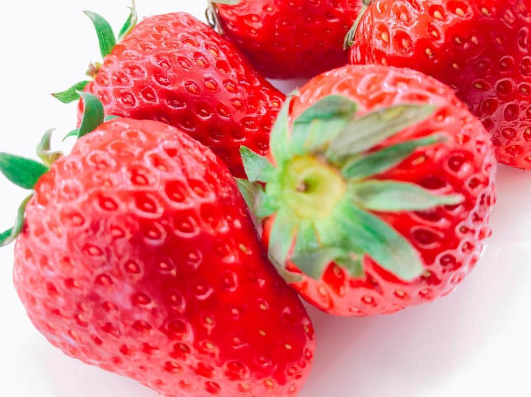 泉里香さんのインスタグラム写真 - (泉里香Instagram)「フルーツの中で一番スキな イチゴの季節が来て最高に嬉しい🍓 #紅ほっぺ#8個完食#いちご」2月2日 11時32分 - rika_izumi_
