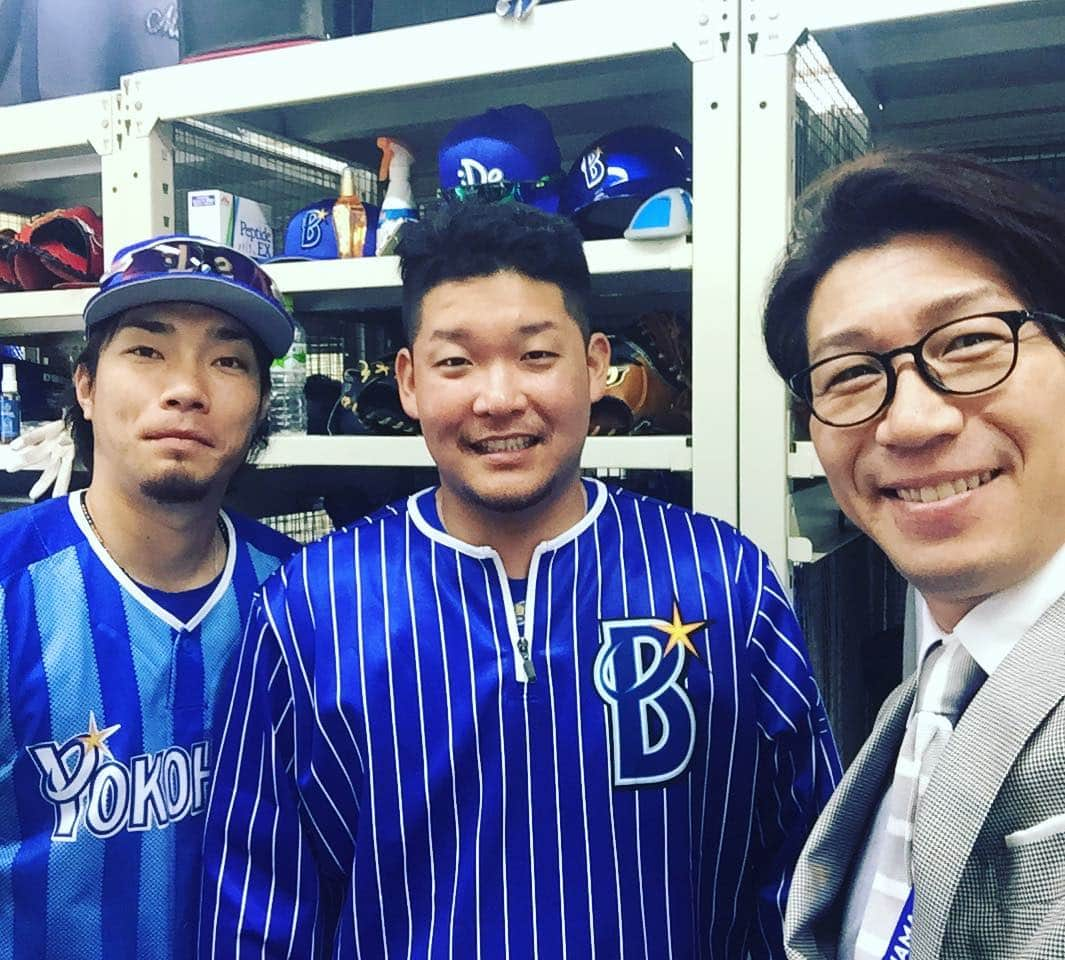 多村仁志さんのインスタグラム写真 - (多村仁志Instagram)「後輩２人とロッカーにて📸 筒香には、WBCでもシーズンでもチームを牽引して頑張ってもらいたいです💪🏼 #宜野湾 #横浜denaベイスターズ  #沖縄  #筒香嘉智  #倉本寿彦  #横浜高校 #キャンプ  #多村仁志 #ブルー  #blue」2月2日 13時55分 - hit_tamu