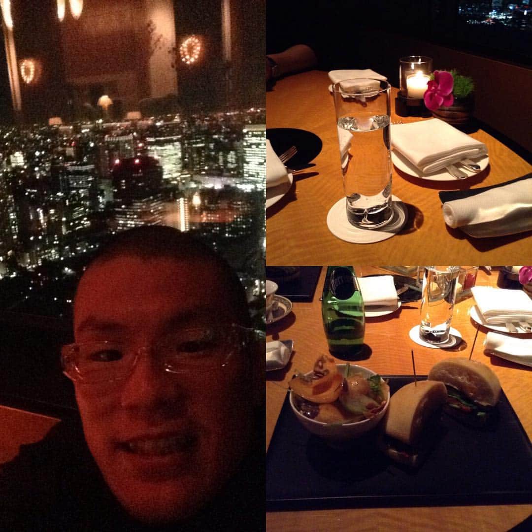青木真也のインスタグラム：「リッツカールトンに行ってきた。なんか場違い。#リッツカールトン東京 #炭酸水#サンドイッチ」