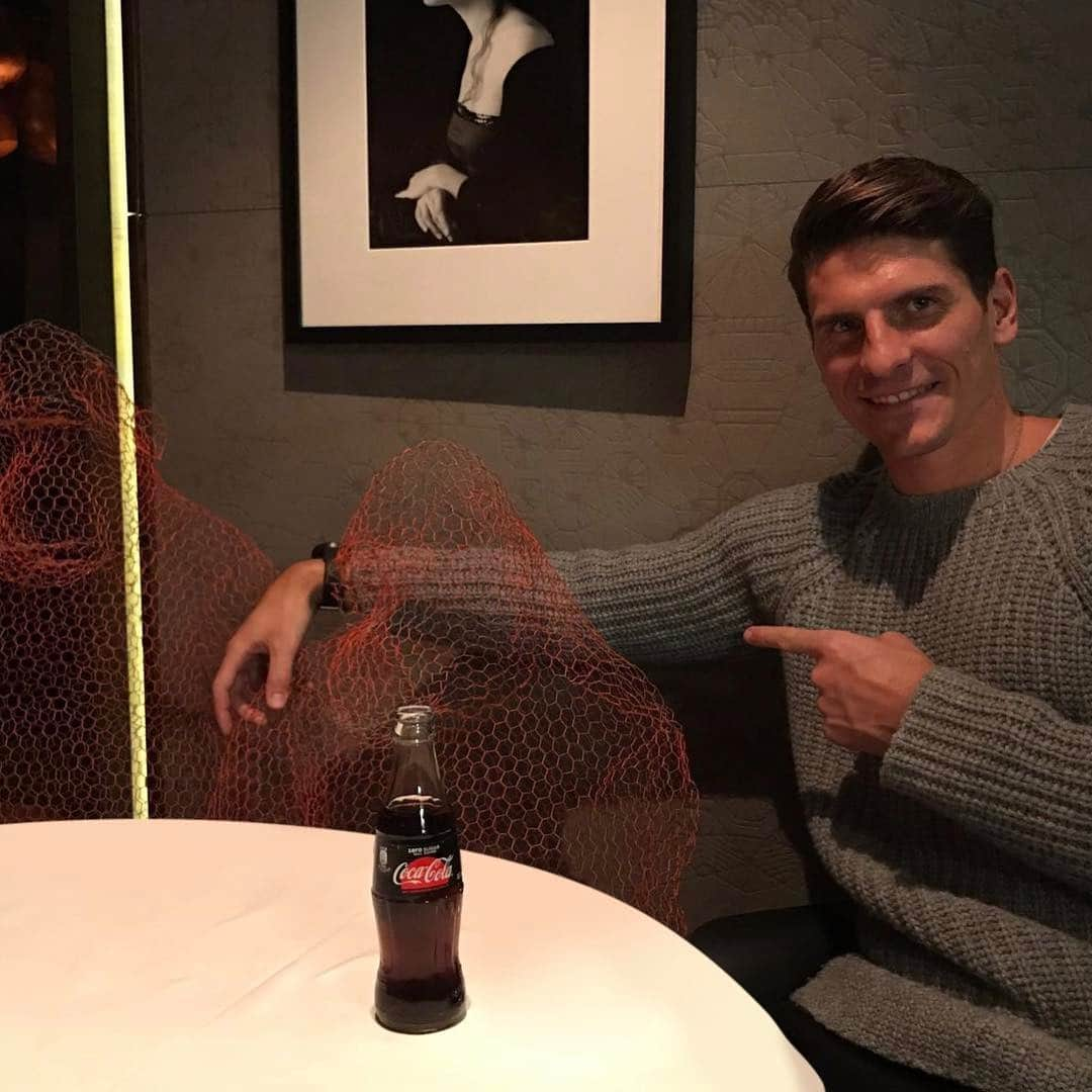 マリオ・ゴメスさんのインスタグラム写真 - (マリオ・ゴメスInstagram)「Abhängen mit Freunden 🦍😁 #lunch #monkey #affenaufstand #CokeZeroSugar #haveaniceday」1月18日 23時55分 - mario