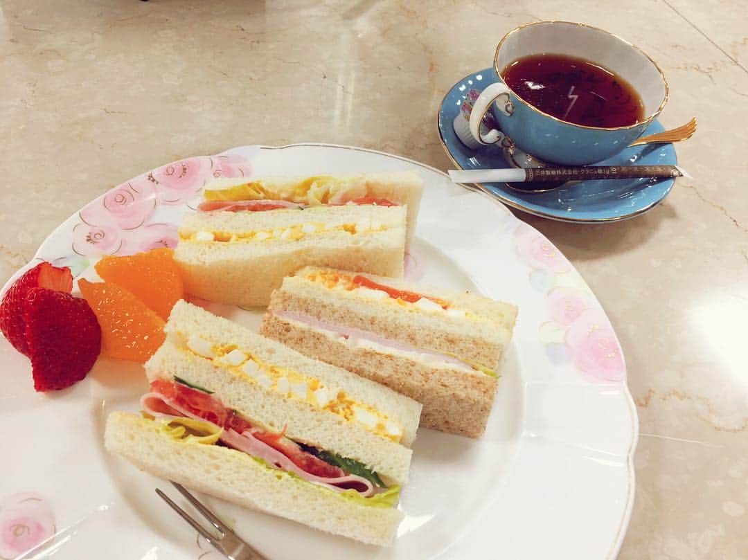 和多田藍のインスタグラム：「太刀魚ロケのコメントありがとうございます☺️💕 愛媛県のタチウオは脂が乗っていてとっても美味しかったです🐟✨ 今日は少し遠方でのお仕事だったので、帰宅はam１時くらいの予定です..🌙 先に寝ててね💓w 素敵なお夜食を出していただきました🍓💖 おやすみなさい..😴 #サンドイッチ #紅茶 #夜食 #sandwich #midnightsnack #instagood #instalike #instadiary #instapic #instaphoto」