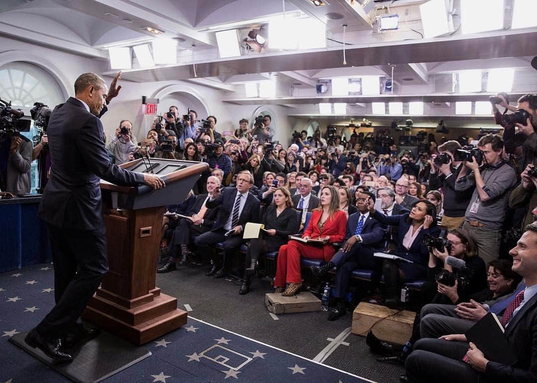 ピート・ソウザのインスタグラム：「Waving goodbye at the conclusion of his last press conference as President earlier today.」