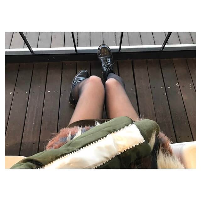 千田麻実のインスタグラム：「ひと休み💄💄 #fashion #style #emoda #murua #moussy #drmartens #ブルゾン #台形スカート #ミニ大好き人間」