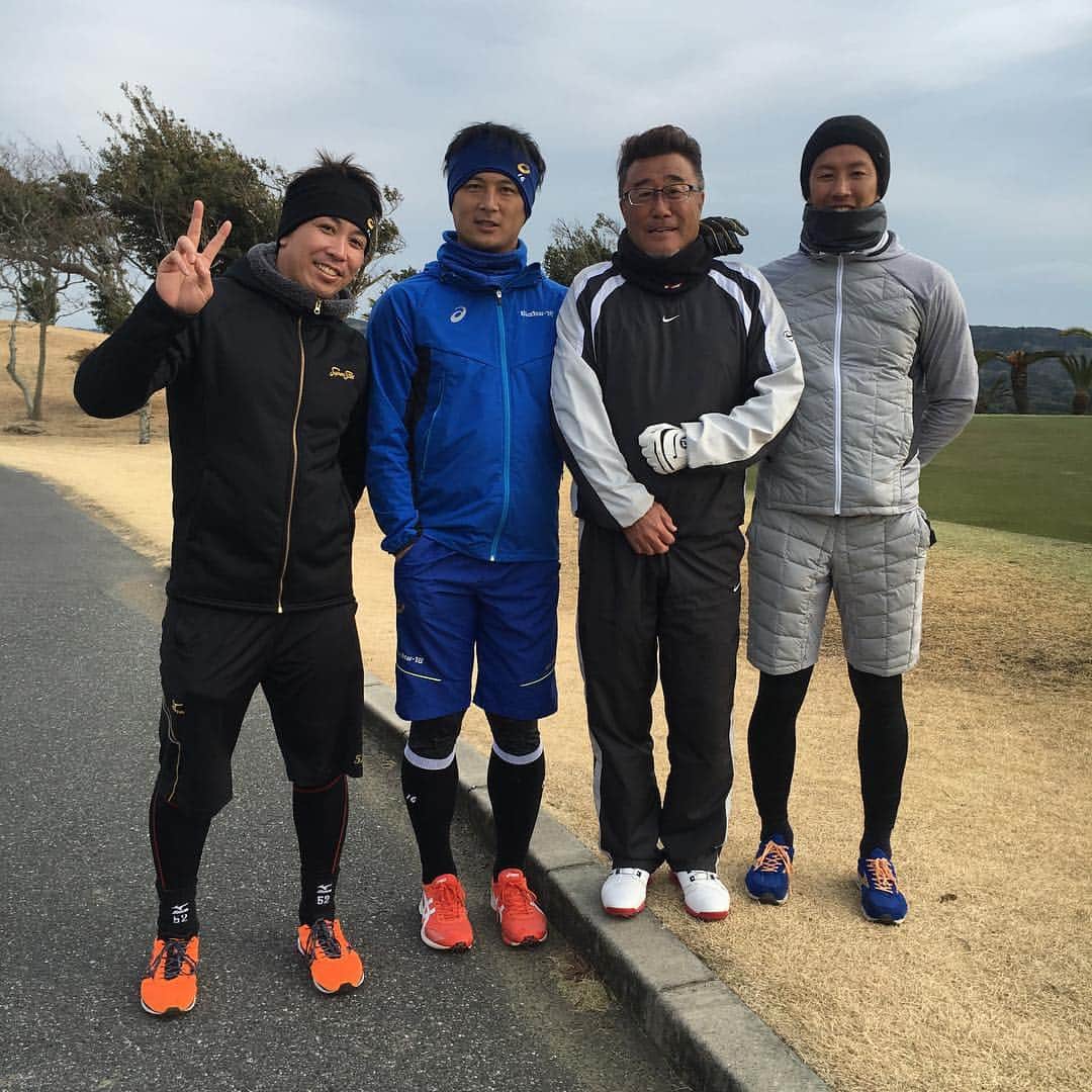 益田直也のインスタグラム：「自主トレー‼︎ 毎日めっちゃしんどいけど いい先輩とやからめっちゃ がんばれるー😁 午前練習からの昼から ゴルフ！笑」