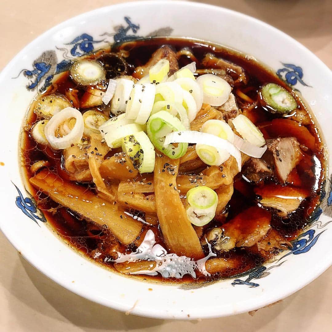 坂田陽子さんのインスタグラム写真 - (坂田陽子Instagram)「富山ロケに来ています。 軽い気持ちで初・#富山ブラック を。 ・ 何故レンゲが置いてないのか？ ・ 何故みんなご飯と一緒に麺を食べるのか ・ ・ 食べてみて納得‼️ ・ こりゃ日本一ご飯が合うラーメンだ💦😆この刺激的な塩辛さに中毒になる人も多いとか。 ・ #富山 #ラーメン #ご当地ラーメン #ロケ #ロケランチ #この後お寿司 #食リポ #お腹いっぱい #気付いたら #昨日のロケから2日でラーメン3杯目」1月19日 16時33分 - yokosakata