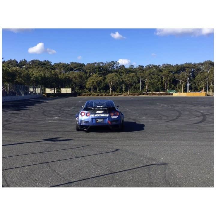 のインスタグラム：「✩ 白煙もくもく✧ . #toyotires #drift #gtr #r35 #trust #autosalon」