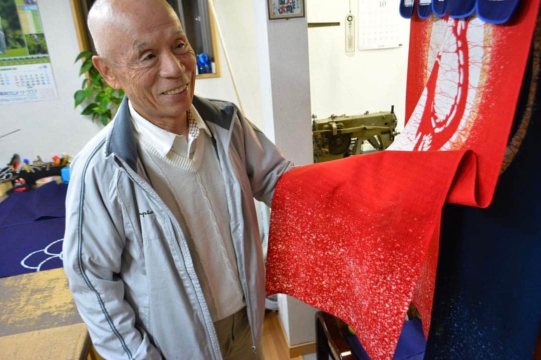 The Japan Timesさんのインスタグラム写真 - (The Japan TimesInstagram)「Katsumi Kanbayashi, 76, is the founder of Kyoto's Katsumi Sometomo Shobien, one of the last industrial-scale "noren" dyeing factories in Japan. Kanbayashi is self-taught as a curtain maker and the company, which employs eight, still makes curtains from the screen prints he first introduced more than 40 years ago. "It was more like noren suited what I was doing, rather than me choosing to become a curtain maker," Kanbayashi says. (J.J. O'Donoghue photo) #Japan #Kyoto #noren #のれん #京都 #大極殿 #祇園祭 #伝統 #日本文化」1月19日 19時16分 - thejapantimes