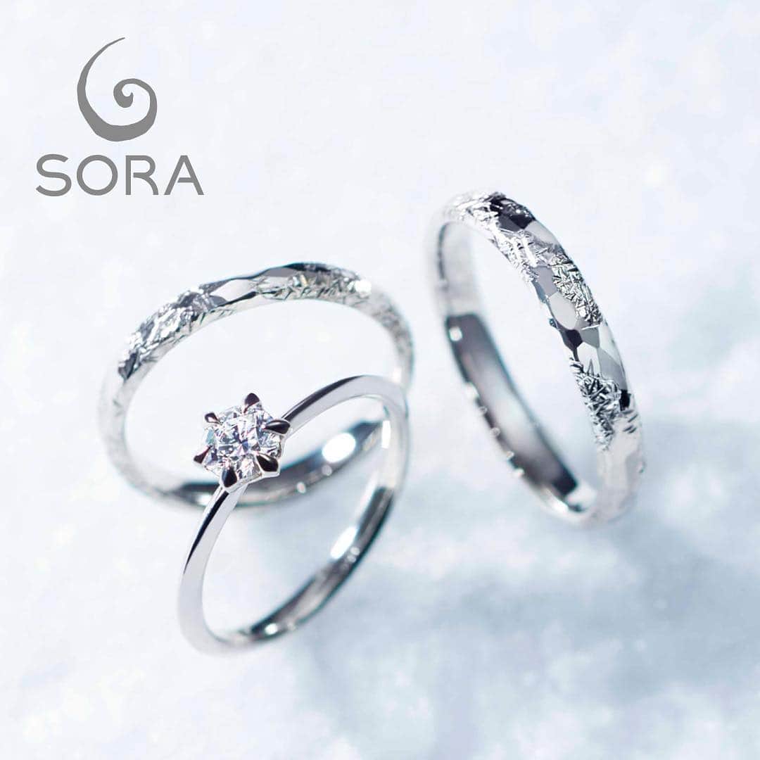 SORA ≪SORA表参道の公式アカウント≫さんのインスタグラム写真 - (SORA ≪SORA表参道の公式アカウント≫Instagram)「婚約指輪「花氷」 結婚指輪「霜花」 美しい雪景色をイメージしてデザインされた指輪。冬に思い出のあるふたりにぴったりのデザイン。  #結婚指輪sora #結婚指輪 #婚約指輪 #指輪 #表参道 #オーダーメイド #プレ花嫁 #ブライダル #ウェディング #手作り #雪 #フロストフラワー #阿寒湖 #北海道」1月19日 19時31分 - sora_omotesando