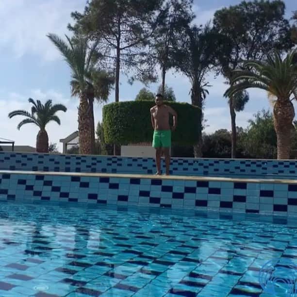 ビレル・オムラニのインスタグラム：「Enjoy ✌🏽️#limasol#chypre#football#pooltime#cluj」