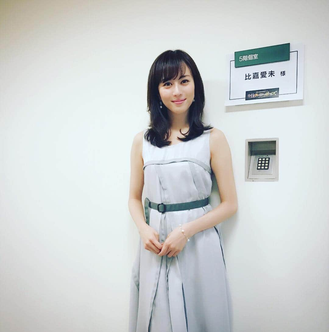 比嘉愛未さんのインスタグラム写真 - (比嘉愛未Instagram)「「千住クレイジーボーイズ」の試写会にて🙌🏻✨ 2月15日夜10時〜 NHKBSプレミアムで放送されます🎶 お楽しみに😘💕 #NHK #BSプレミアム #千住クレイジーボーイズ #シングルマザー役 #おもしろい作品ですぞ #2月15日OA〜 衣装 ドレス #ELZA_WINKLER ピアス #MIMI」1月19日 19時50分 - higa_manami