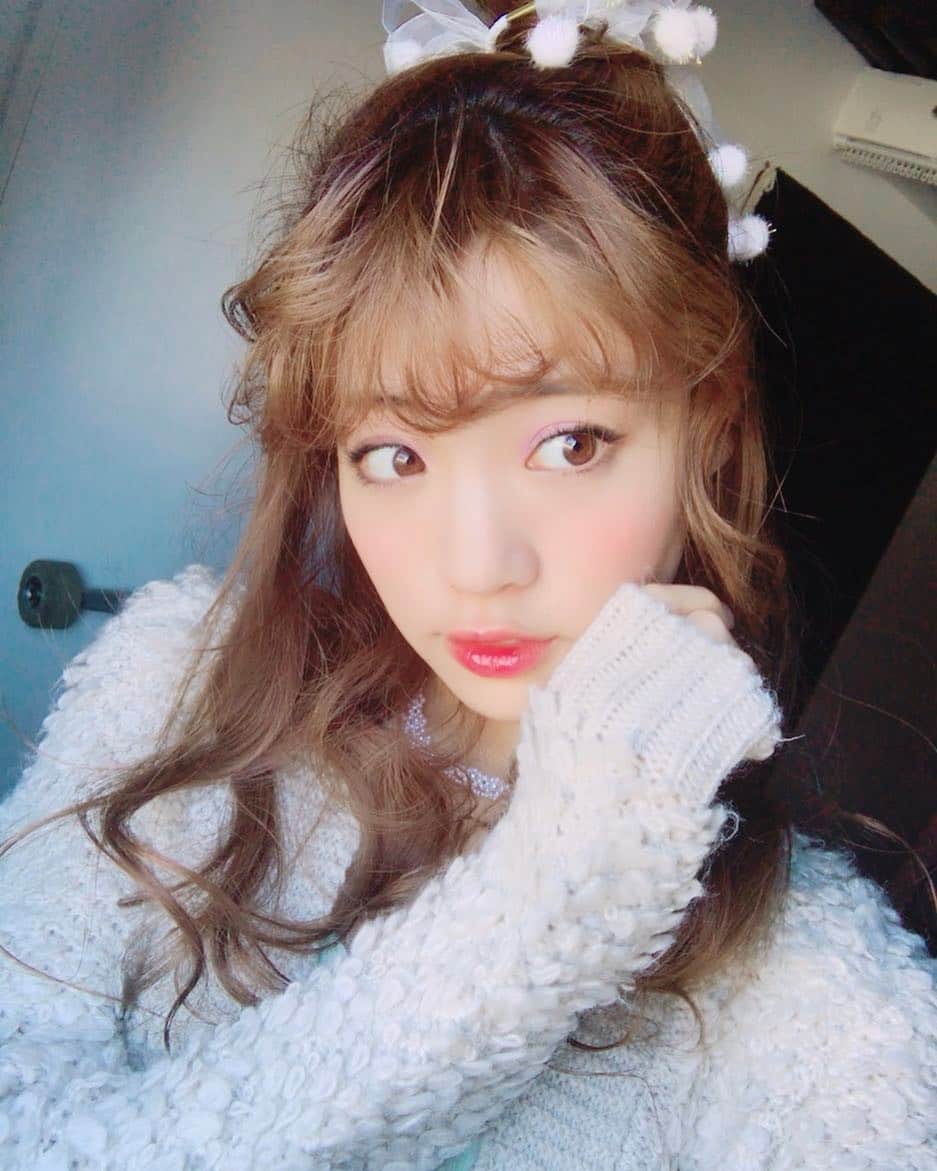 志田友美（ゆうみん）のインスタグラム：「発売中のGLITTER特別編集「SHETHREE」に前回に続いて出させていただいてます💭💭かわいいルームウェアたくさん着たよ💕 見つけたらcheckしてみてね❤ #GLITTER #SHETHREE」