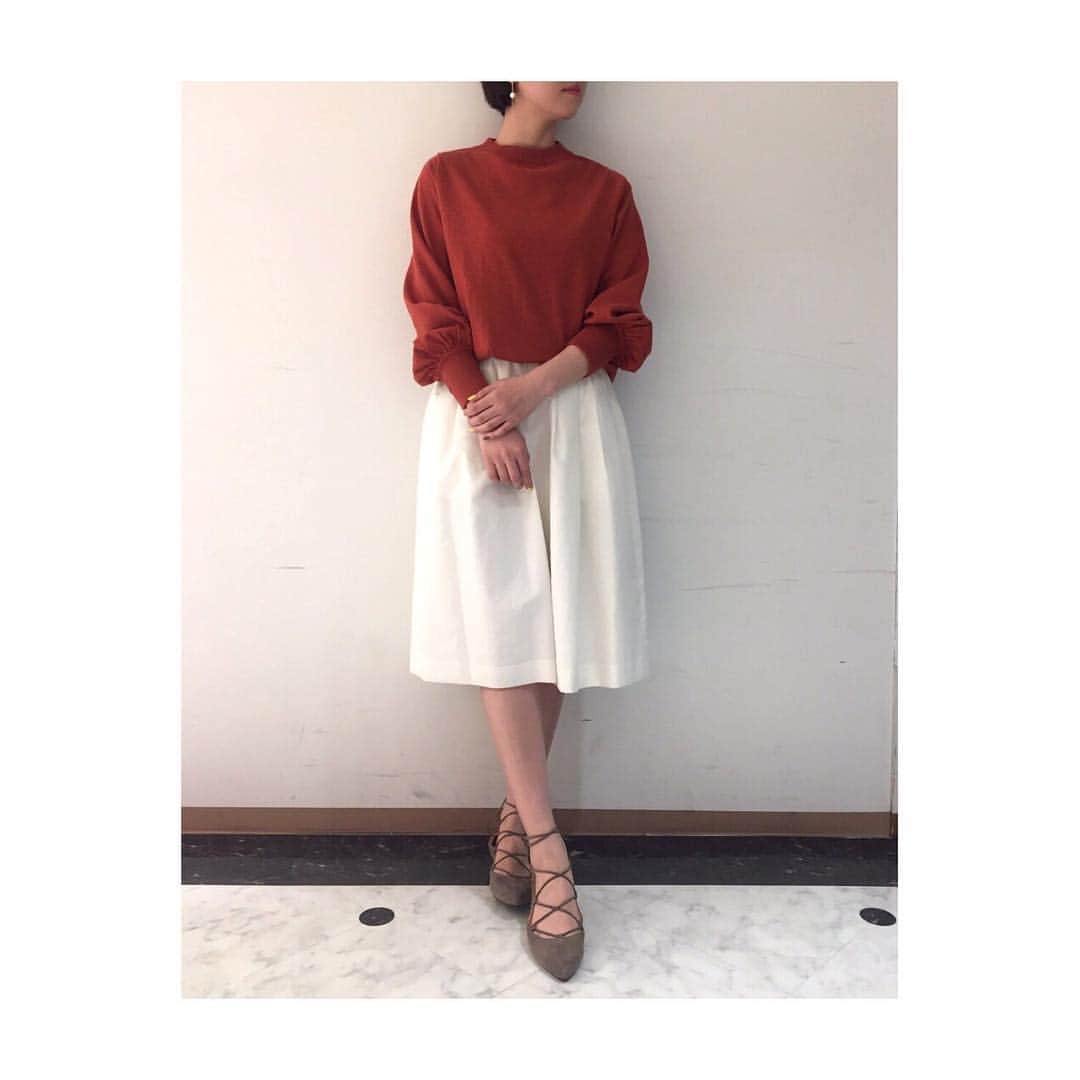 アミウのインスタグラム：「COTTON CASHMERE PULLOVER  No.26309004 Col.SAX,ORANGE,KHAKI amiwshinjyuku 03-6279-4604 #amiw#amiwshop#pullover#pants#orange#white#coordinate#fashion」