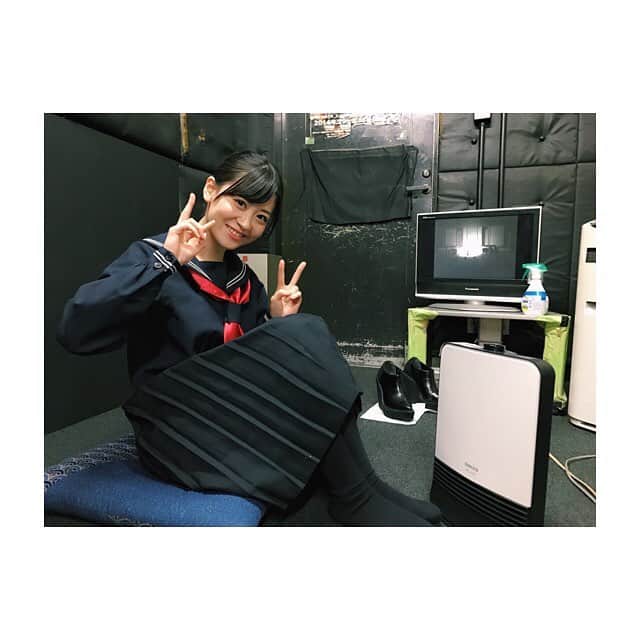 のインスタグラム：「この座布団は、 ジャンポケの斉藤さんが”寒いでしょ！”って持って来て下さったのです😭優しい 因みに、田舎から修学旅行で東京に来た高校生の役でした☺️ #セーラー服 #制服 #コスプレ #Uniform #Sailorblouse #제복 #세일러복」
