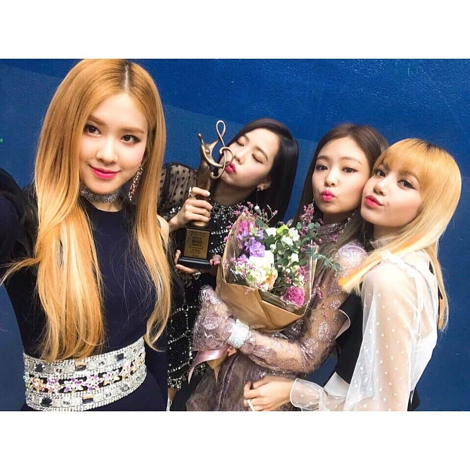 BLACKPINKさんのインスタグラム写真 - (BLACKPINKInstagram)「#BLINK#BLINK#BLINK#BLACKPINk#신인상#감사드립니다#THANKYOU#FORTODAY#LOVEYOUGUYS 이모든게블링이들덕분💖 앞으로도 쭈욱 함께해요✨✨✨ goodnight ✨✨✨」1月19日 23時29分 - blackpinkofficial