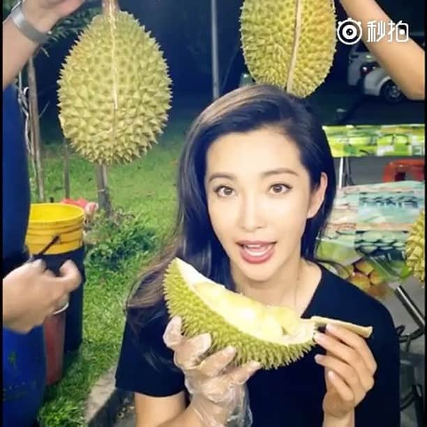 リー・ビンビン（Li Bingbing）のインスタグラム：「好吃到飙泪！Durians my love !!!😍😍😍」