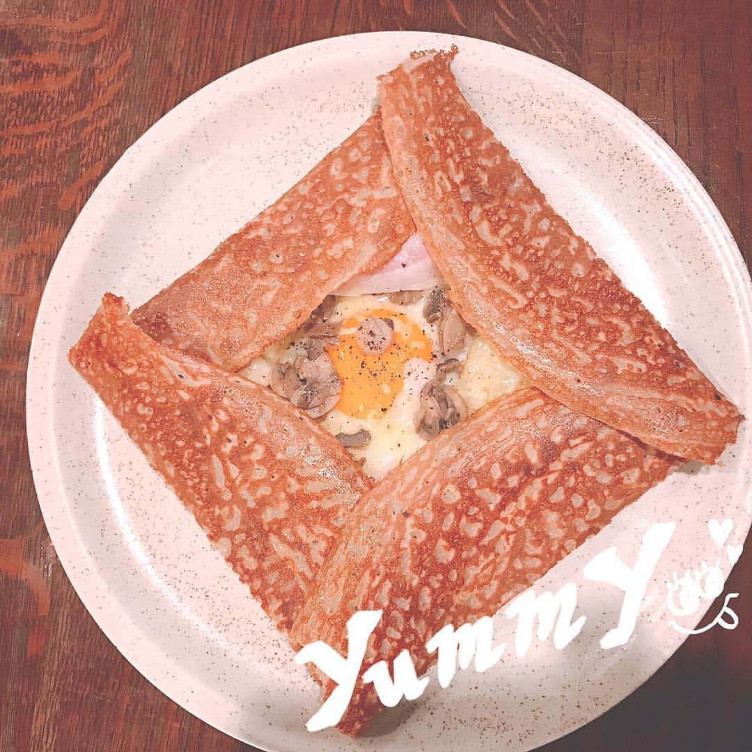 松野莉奈のインスタグラム：「今日のlunch😋💕 家族3人で✨ #lunch  #galette #おいしかったな 😋」