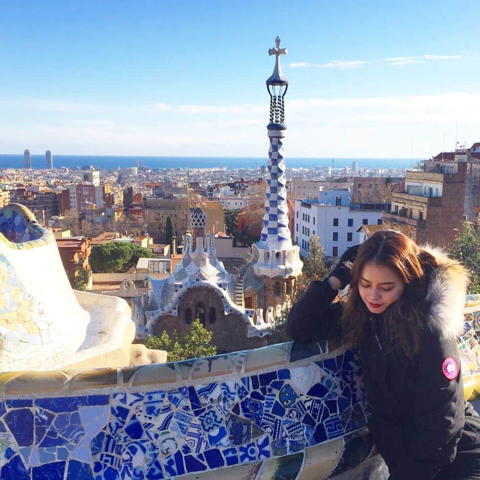 岸本セシルのインスタグラム：「Parc Güell 💚💙💚💙 #グエル公園 #barcelona #spain  #🇪🇸」
