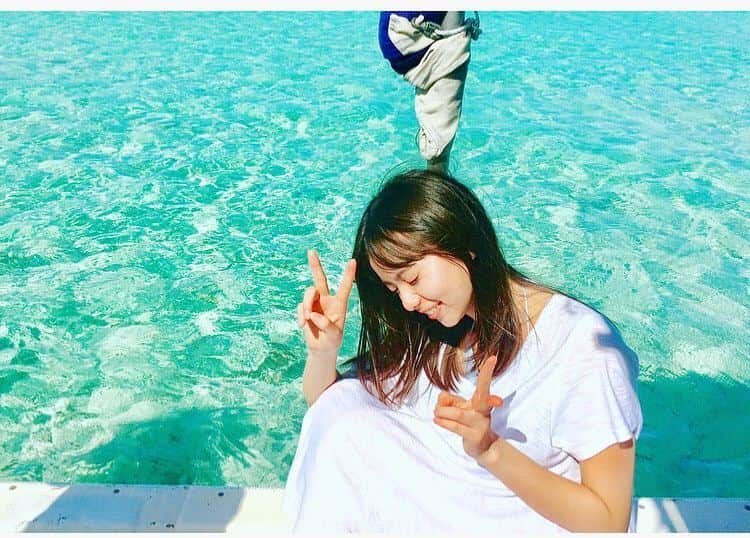 齋藤飛鳥 写真集『潮騒』のインスタグラム：「飛鳥さんWピーースーーー‼️✌️ #潮騒#幻の島#Wピース #太陽がまぶしい#あしゅもまぶしい#齋藤飛鳥」