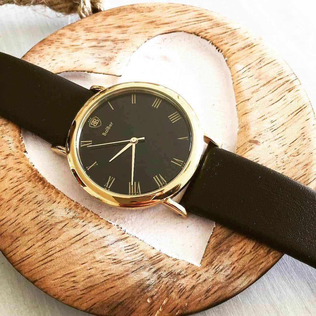 バーベルウォッチ日本正規代理店のインスタグラム：「バーベルウォッチをあなたのコーディネートに。今年もよろしくお願いします！  #バーベルウォッチ#balber#腕時計#時計#ダニエルウェリントン#dw」
