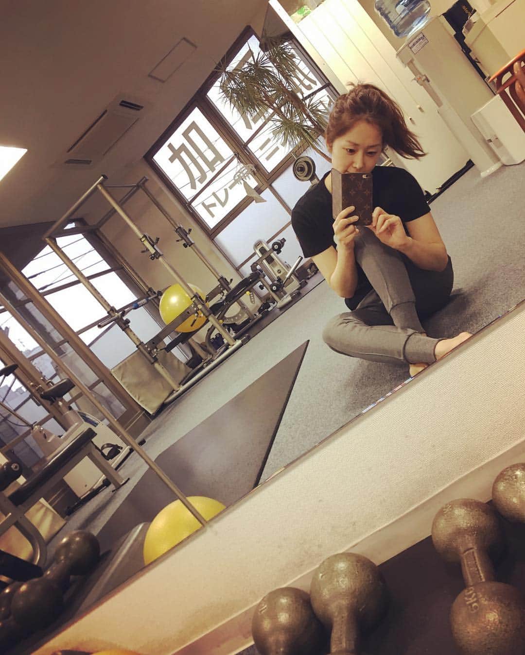 笛木優子のインスタグラム：「寒すぎる日は。。。体を奮い立たせ、、運動しました🗯🗯 みなさん、体調管理しっかりしてくださいね🌟  さて、私のお友達のワンちゃんですが、未だ帰ってきていません😣 目撃はされているので、生存は確認されています。がしかし、おいでおいでしても逃げてしまうし、かなり警戒してるのか、、好物に罠をしかけたりいろいろ試行錯誤してるみたいなのですが、難しいみたいです。お友達も寝不足の日々が続いています。みなさん、ご心配いただきありがとうございます。引き続き、進展がありましたら、またお知らせ致します😭」