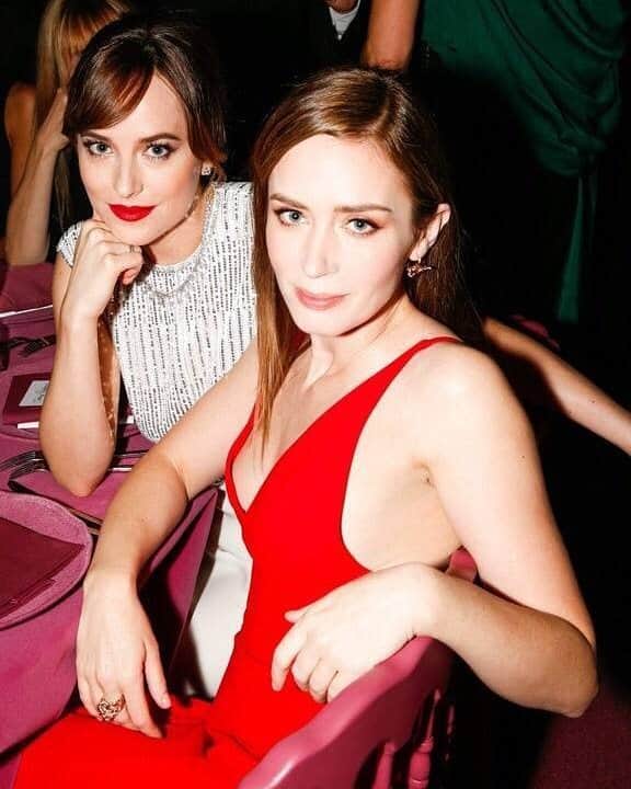 エミリー・ブラントのインスタグラム：「With Dakota😁😁」
