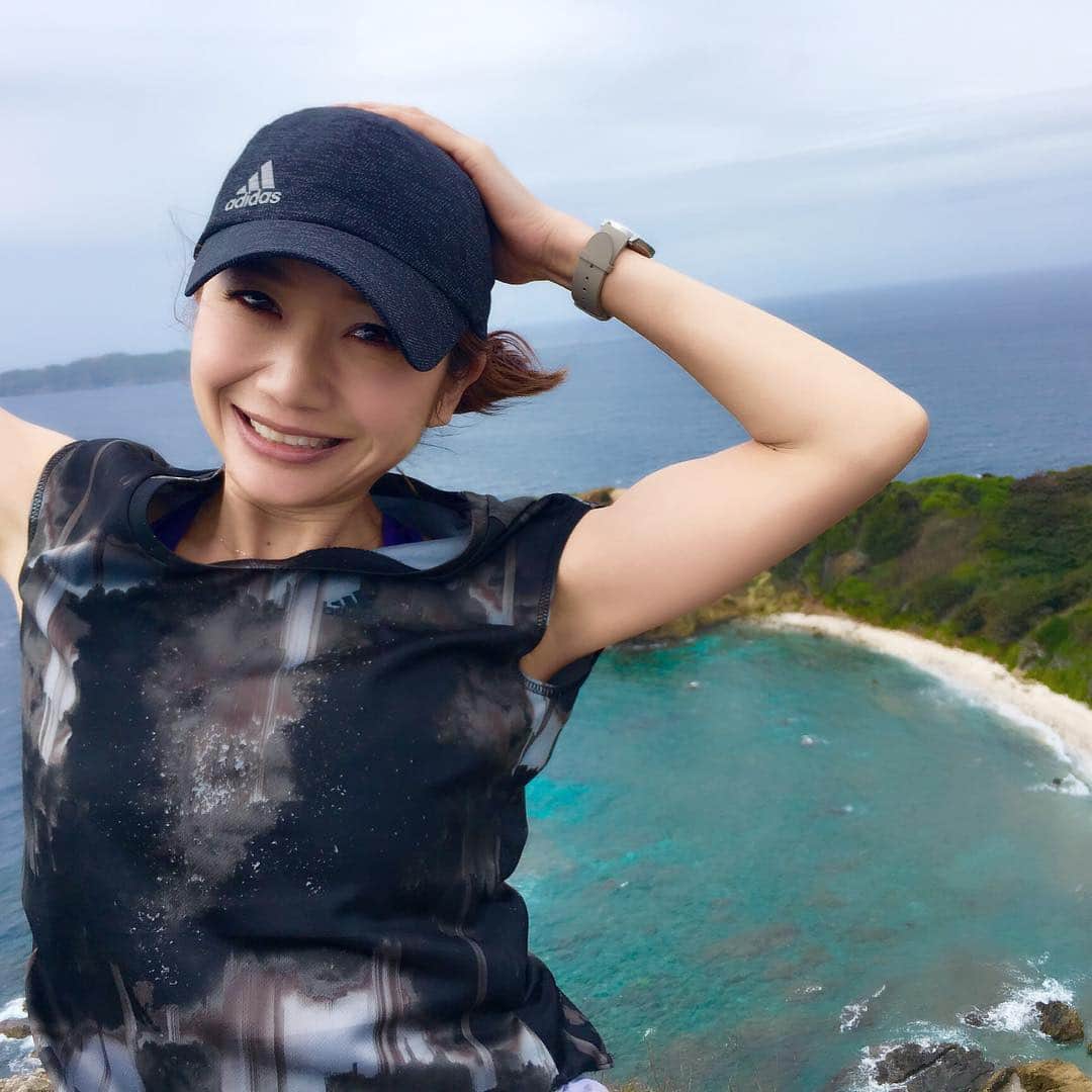 市橋有里のインスタグラム：「母島最南端の南崎海岸を小富士から！強風で立つのもおぼつかなかったけどそこの景色はもう✨登った甲斐がありました◡̈⃝⋆* #小笠原諸島 #母島 #南崎海岸 #小富士 #絶景 #強風 #タイタニック」