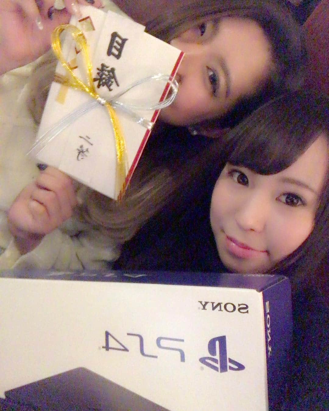真島かおるのインスタグラム：「レッドドラゴンの新年会でビンゴ大会でPS4げっとした♡わーい٩(ˊᗜˋ*)و」