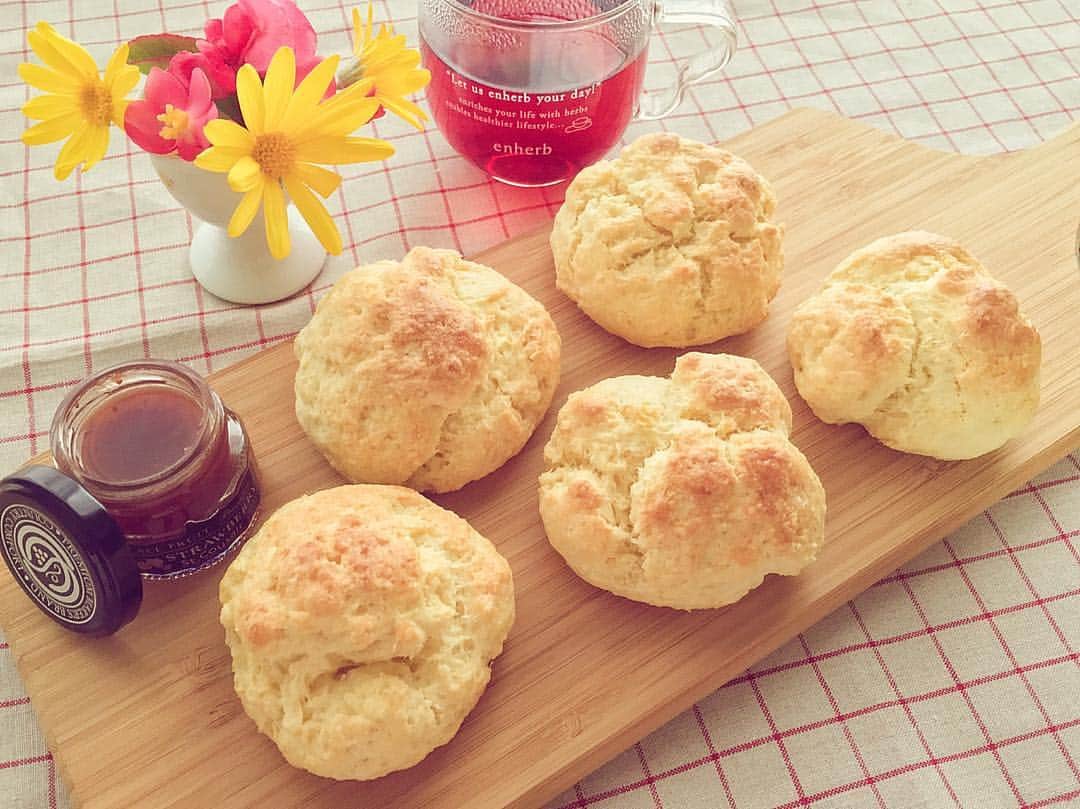 和多田藍のインスタグラム：「good #morning 🌼💕 #スコーン が焼けました☺️🍞 have a lovely weekend :) ☃️❤️ #手作り #朝食 #モーニング #ハーブティー #saturday #scone #herbaltea #cooking #handmade #homemade #instafood #foodporn #foodstagram #instagood #instalike #instadiary #instaphoto #instapic」