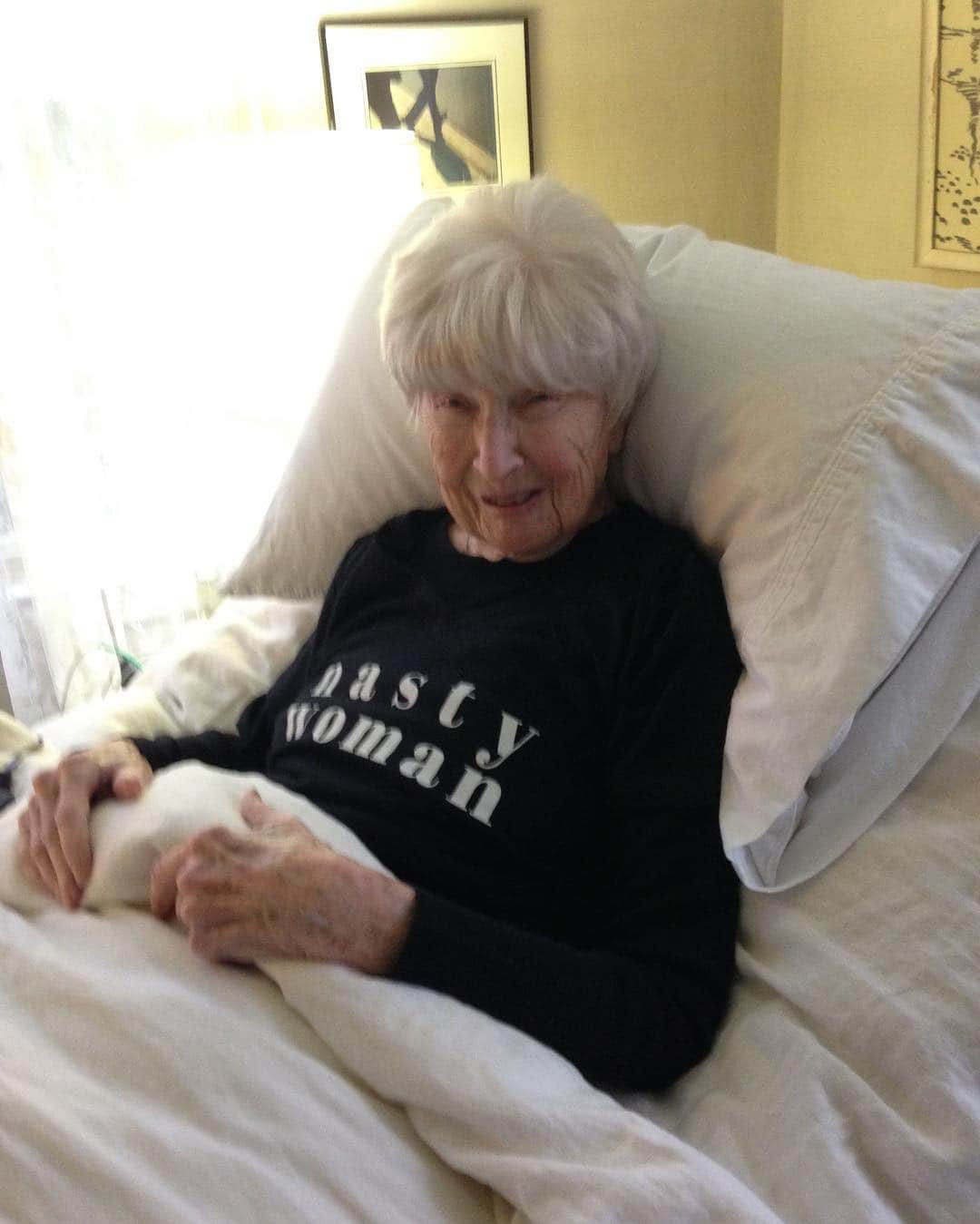 テスギバーソンさんのインスタグラム写真 - (テスギバーソンInstagram)「Getting ready for the march in D.C.! My 97 year old grandmother. My role model! ❤🙌#womensmarchonwashington #nastywoman #rolemodel」1月21日 23時12分 - tessgiberson
