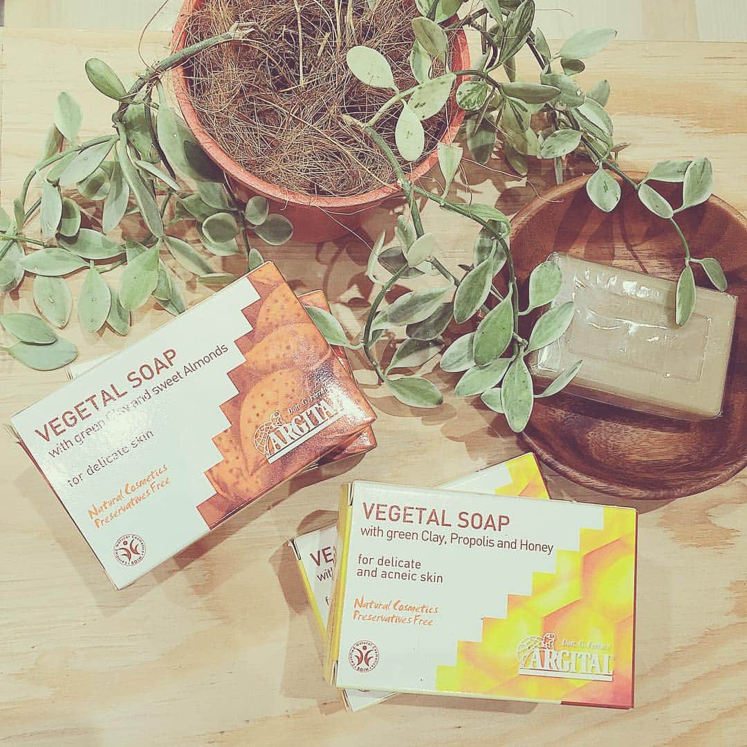 WHOLEMARCUSのインスタグラム：「🌱オーガニック商品50%オフ😳💕 、 ルクア店では 店頭にて一部のオーガニック商品が 50%オフです🤣 アルジタルやネイチャーズゲート、 デザートエッセンス、ジョバンニ 人気ブランドが50%オフ😻❤ 、 アルジタル ヴェジタルソープはグリーンクレイ（泥） のもっちりした泡に包まれながら、 汚れやくすみを取り去りツルツル肌に…🤤 、 半額はとってもお買い得ですよ🙆🏼‍♂️💕 在庫も少なくなってきております😷 お早めにルクア店へお越しくたさい☺🌿 、 横浜店では閉店セール開催中🙇 税抜500円以上を2点お買い上げで 20%オフです🐶‼️ ジョイナス店でもお待ちしております😻 ※写真の商品はルクア店のみの お取り扱いになります。 、 、 #WHOLEMARCUS#大阪#ルクアイーレ#lucuaosaka#横浜#ジョイナス#50%オフ#半額#オーガニック#オーガニックコスメ#アルジタル#ネイチャーズゲート#デザートエッセンス#ジョバンニ#くすみ#黒ずみ#泡#もっちり#毛穴#グリーンクレイ#海泥#ツルツル#しっと美肌」