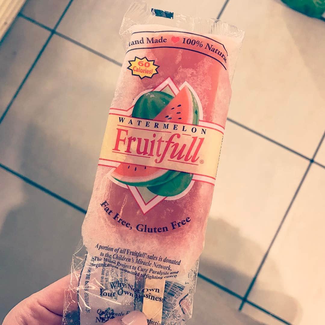 MEGのインスタグラム：「こ、これはスイカバーか！」