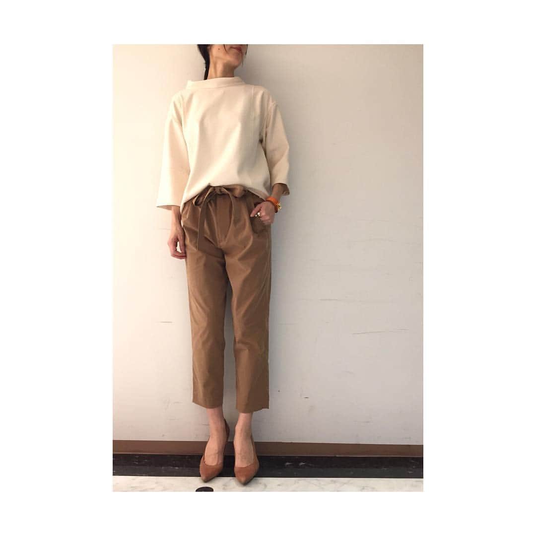 アミウのインスタグラム：「LIGHT DOUBLE BLOUSE No.26307022 Col.OFF WHITE,ORANGE,BLACK  Size.38  PEACH TWILL PANTS No.26306033 Col.CAMEL,KHAKI,BLACK  Size.36,38  amiwshinjyuku 03-6279-4604 #amiw#amiwshop#blouse#pants#white#camel#coordinate#fashion」