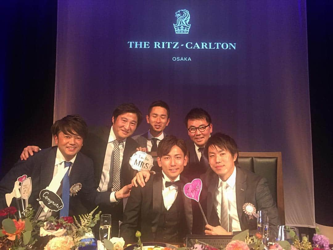 新井場徹さんのインスタグラム写真 - (新井場徹Instagram)「結婚式。 あのサキがこうなるとは… 早くサッカー辞めて良かったな！笑 俺も見習って頑張ろ〜 サキほんまにおめでとう！ #嵜本晋輔 #株式会社SOU #なんぼや #パブロ #pablo #チーズケーキ #木場昌雄 #タイ #河合直樹 #ガンバ #青野大介 #愛媛FC #内林広高 #滋賀 #後輩達の活躍てなんか嬉しいな」1月21日 19時44分 - araiba007