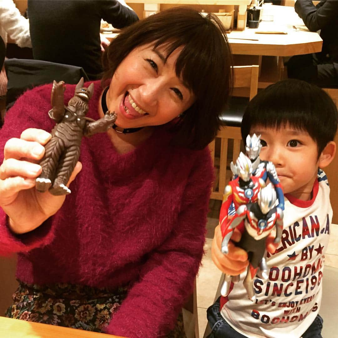 山田まりやさんのインスタグラム写真 - (山田まりやInstagram)「大好きな#西村知穂 ちゃんが#ウルトラマンオーブ 3体と#怪獣 1体#プレゼント してくれたの#ム😍🤣🎉♥️💖✨ 知穂ちゃん名古屋に帰っちゃうから#東京駅 で1時間半のとんかつデート😋✨ 凝縮して楽しかったよ〜😆🎉♥️✨」1月21日 20時57分 - mariya.yamada