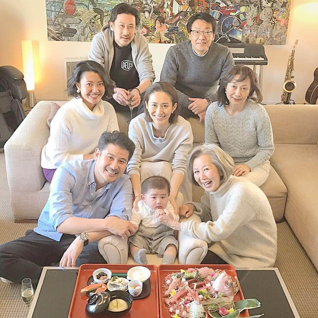 小堀ケネスさんのインスタグラム写真 - (小堀ケネスInstagram)「The Whole Family Shot!! Thank you all for coming to Little Dean's Celebration!  みんな今日はディーン君のお食い初めに来てくれてありがとうございました！  おかげさまで最高な1日でした！！😊 #notdrunk #littledean #pampers #loved #family #thankyou #家族 #お食い初め #さいこう #ディーン君 #パンパース #幸せ #感謝 #未来が楽しみ #鬼ママ #パパ #親バカ #love  @mariakamiyama  @s_ono_ka  @yoshinori777」1月21日 21時24分 - kenkob0903